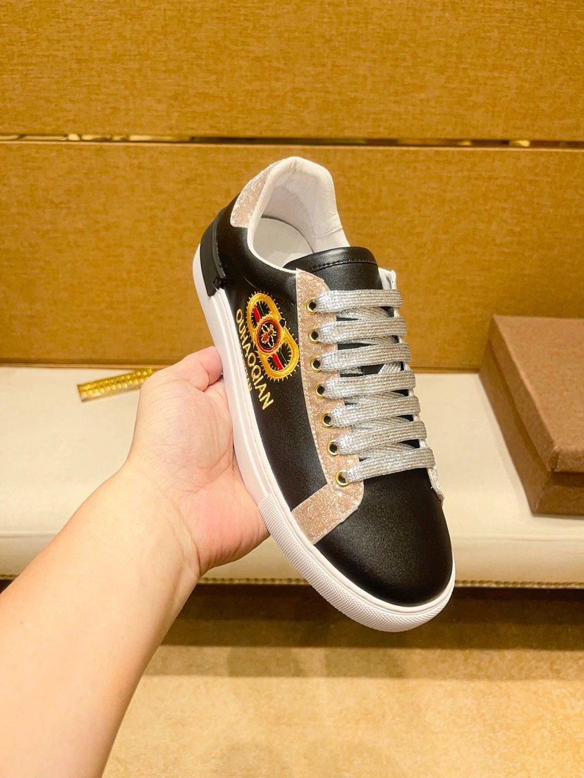 Men's Emblem Low-Top Sneakers